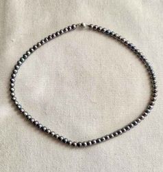 Pärlhalsband med silvergrå pärlor
