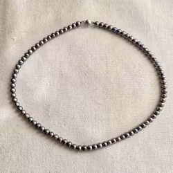Pärlhalsband med silvergrå pärlor