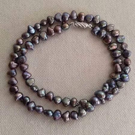 Pärlhalsband med barocka peacock färgade pärlor.