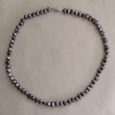 Pärlhalsband med barocka peacock färgade pärlor.