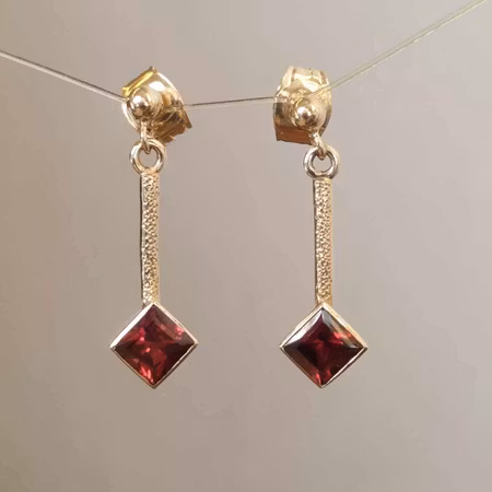 Guldörhängen med röda granater
