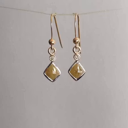 Absolut annorlunda guldörhängen med diamanter