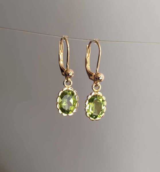 Guldörhängen med ovala peridoter