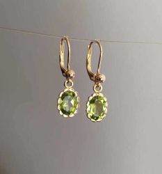 Guldörhängen med ovala peridoter