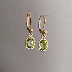 Guldörhängen med ovala peridoter
