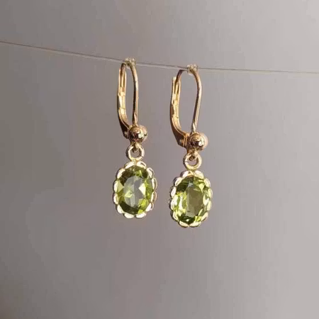 Guldörhängen med ovala peridoter