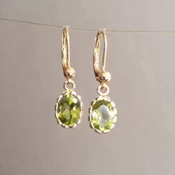 Guldörhängen med ovala peridoter