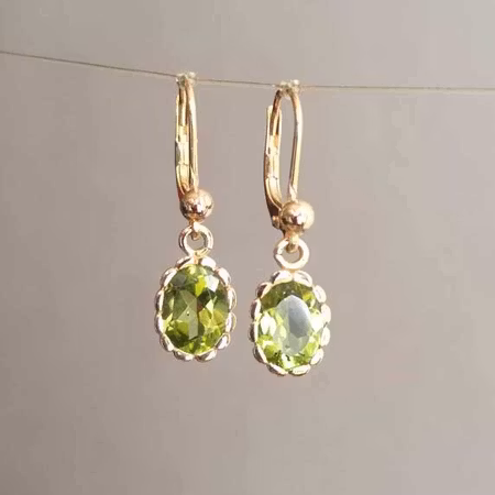 Guldörhängen med ovala peridoter