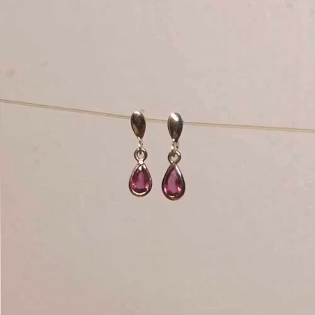 Rubinörhängen i 18 karat guld