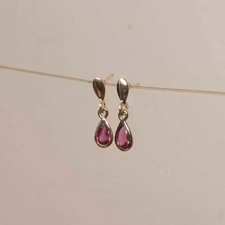 Rubinörhängen i 18 karat guld