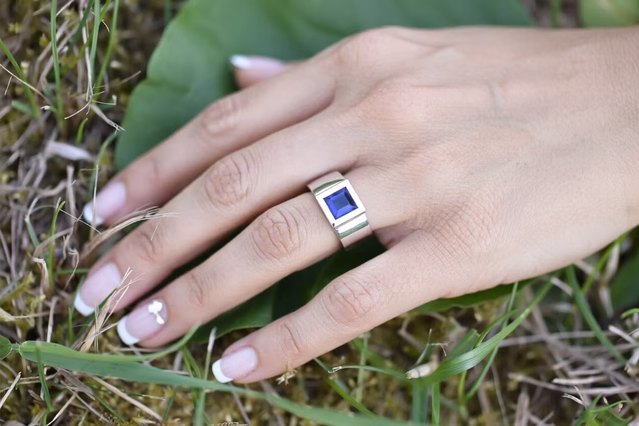 Silver och guldring med iolit