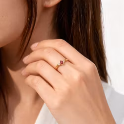 Guldring med rubin och 2 små diamanter