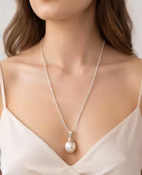 Guld- och silverhänge med stor droppformad pärla