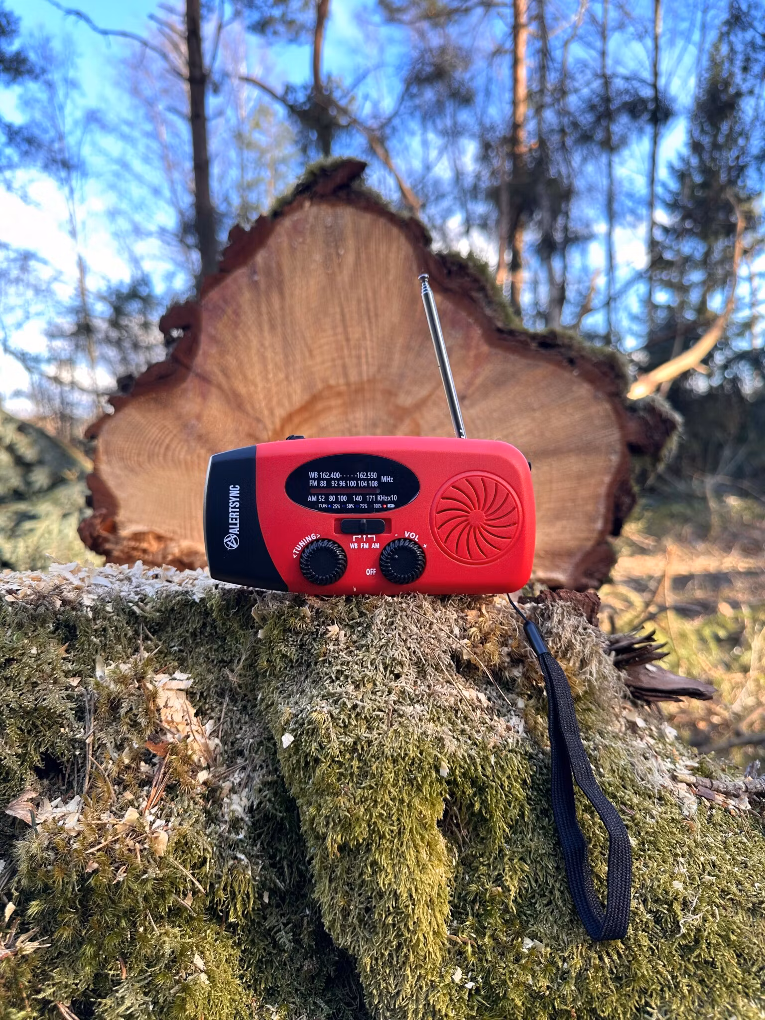 Röd Bärbar nödradio med vev och inbyggd 5000mAh powerbank