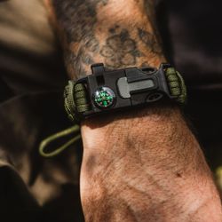 Överlevnadsarmband i paracord