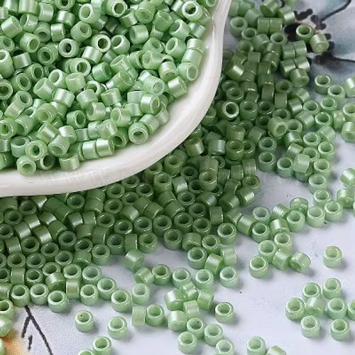 Seed beads ljusgrön cylinder 2,5mm 10gram