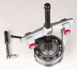 Auxiliary hydraulic ram