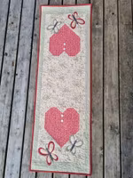 Løper med applikerte sommerfugler
