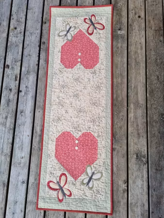 Løper med applikerte sommerfugler