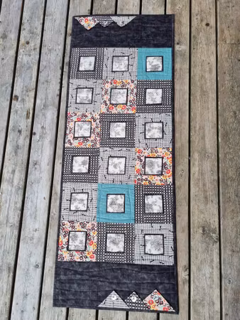 Retro løper med rådhusblokk