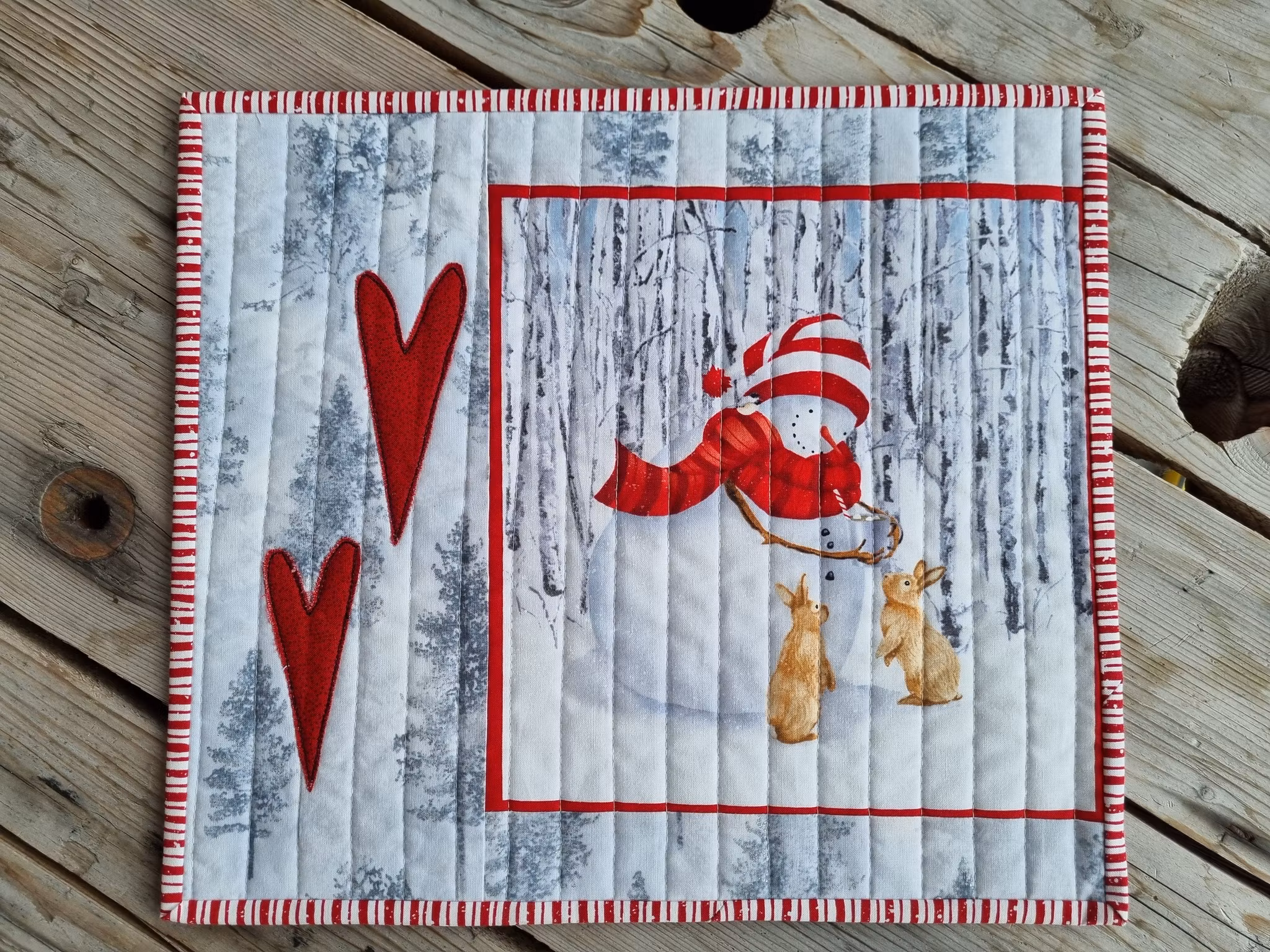 Hvite spisebrikker med snømenn