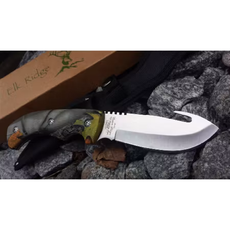Jaktkniv med buk öppnare och handtag utformat för bästa grepp.