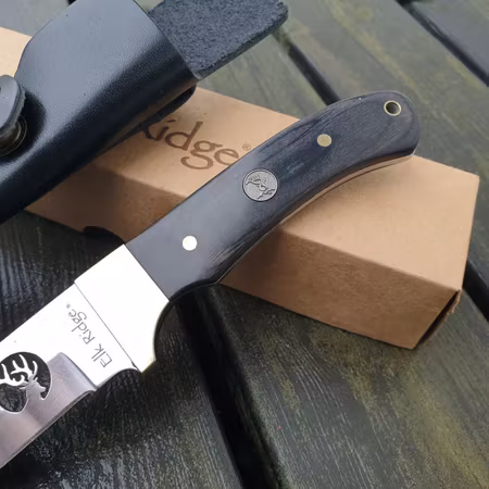 Vacker jaktkniv fast blad tillhörande svart läderslida