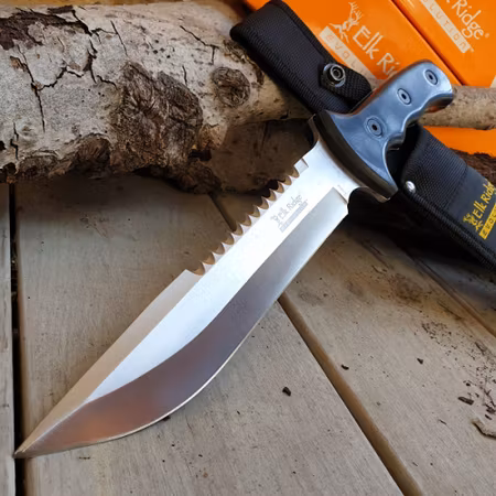 Bowiekniv med såg rygg knivblad tillverkat i 440 rostfritt stål.