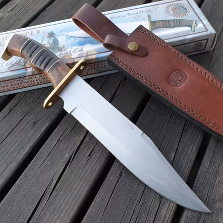 Westernkniv med tillhörande knivslida i äkta brunt läder