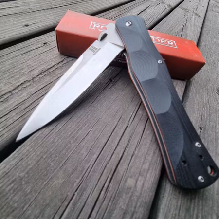 Stor och kraftfull fällkniv designad som en stilett svart G-10 handtag med röda liners