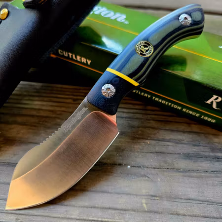 Billig jaktkniv från Remington med G-10 handtag.