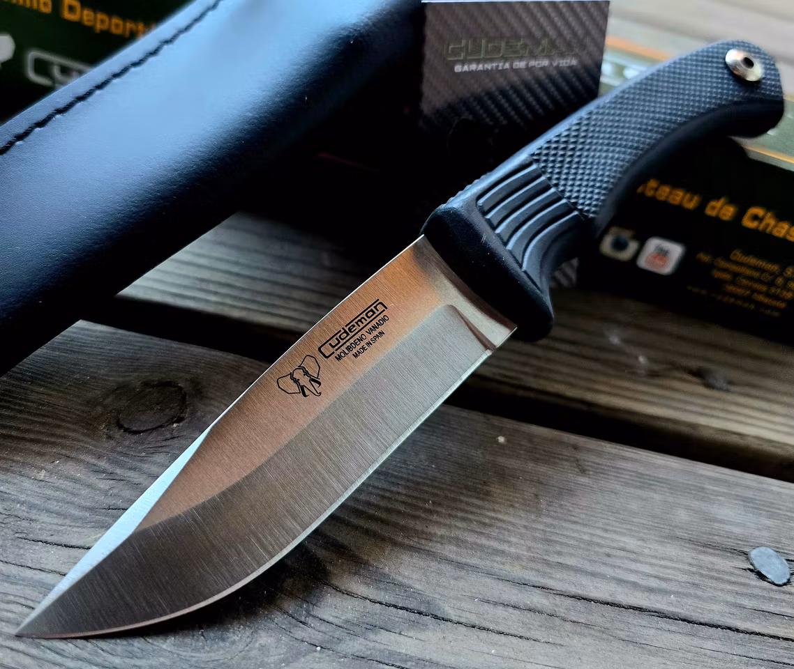 Cudeman Jaktkniv: Skärpa och Grepp för Jägaren