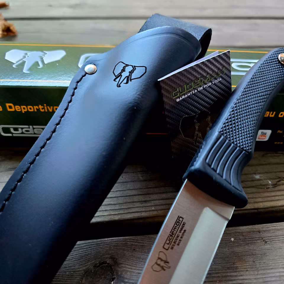 Cudeman Jaktkniv: Skärpa och Grepp för Jägaren
