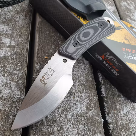 Jaktkniv med svart Micarta handtag.