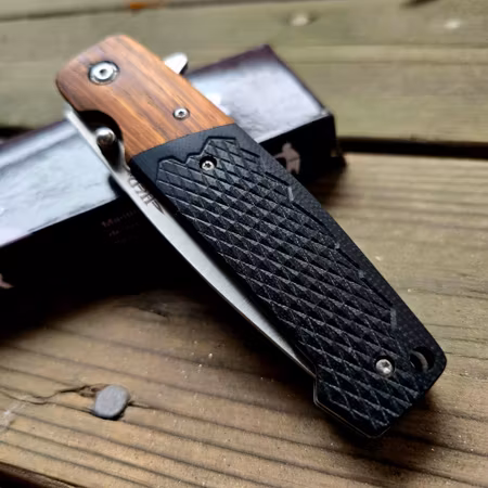Fällbar EDC kniv ergonomiskt handtag för bästa grepp.