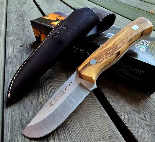 Joker Arrui Jaktkniv i Olivträ – Köp online hos Knivmagasinet