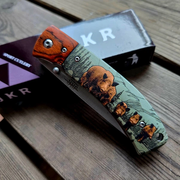 JKR Fällkniv 20 cm med 3D Björnmotiv – Lockback-lås – Knivmagasinet