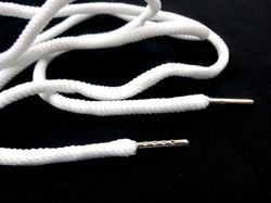 B538 Snodd med metalländar vit (130 cm) (10 st/ fp)