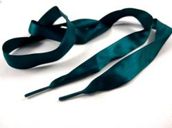B651 Satinbandssnodd med plaständar mörkgrön (110 cm) (10 fp)
