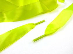 B651 Satinbandssnodd med plaständar neongul (110 cm) (10 fp)
