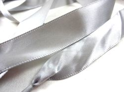 B651 Satinbandssnodd med plaständar grå (110 cm) (10 fp)