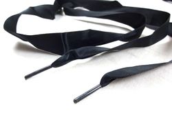 B651 Satinbandssnodd med plaständar svart (110 cm) (10 fp)