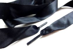 B651 Satinbandssnodd med plaständar svart (110 cm) (10 fp)