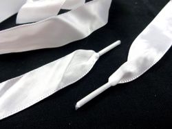 B651 Satinbandssnodd med plaständar vit (110 cm) (10 fp)