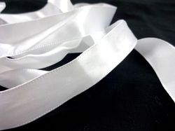 B651 Satinbandssnodd med plaständar vit (110 cm) (10 fp)