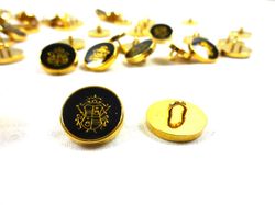 K175 Knapp Emblem 15 mm svart/guld