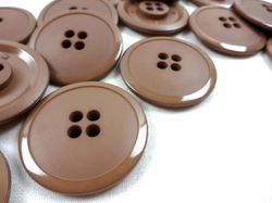K020 Knapp 34 mm brun