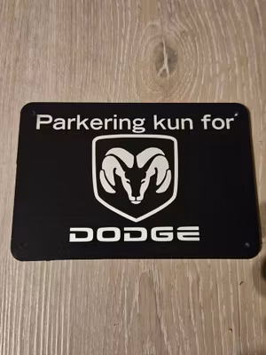 Parkeringsskilt med valgfritt bilmerke