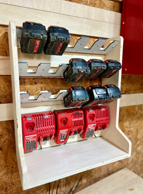 Ladehylle med batterilagring til Milwaukee