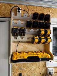 Dewalt ladehylle med 24 batterier